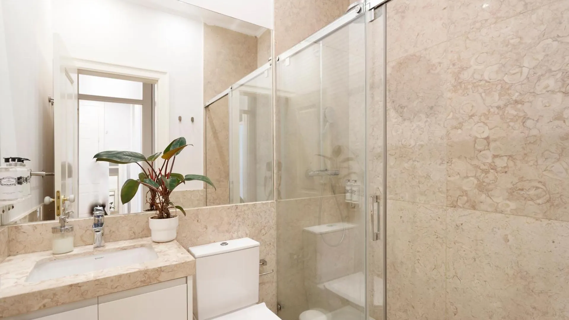 Guest house Bedrooms In Shared Apartment In Modern Accommodation In Downtown Lisbon