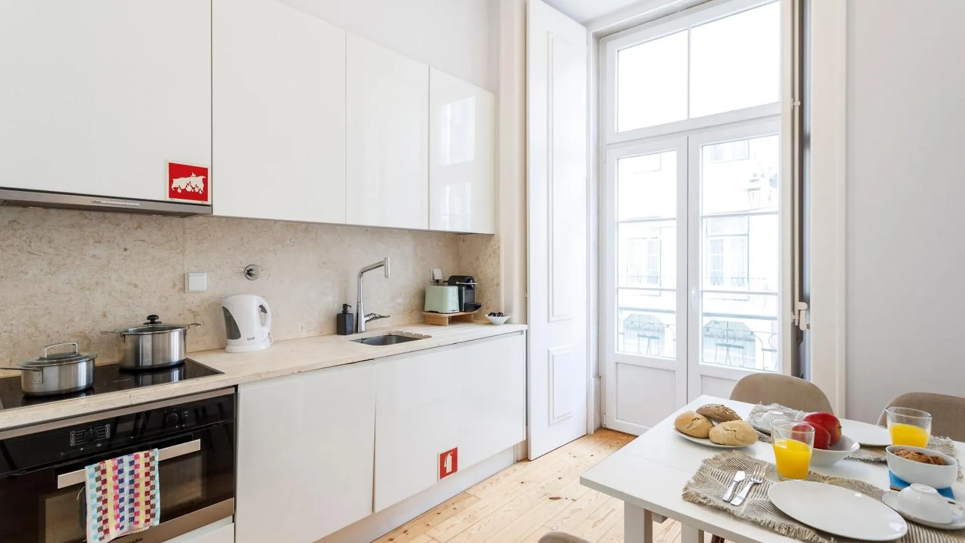 Guest house Bedrooms In Shared Apartment In Modern Accommodation In Downtown Lisbon