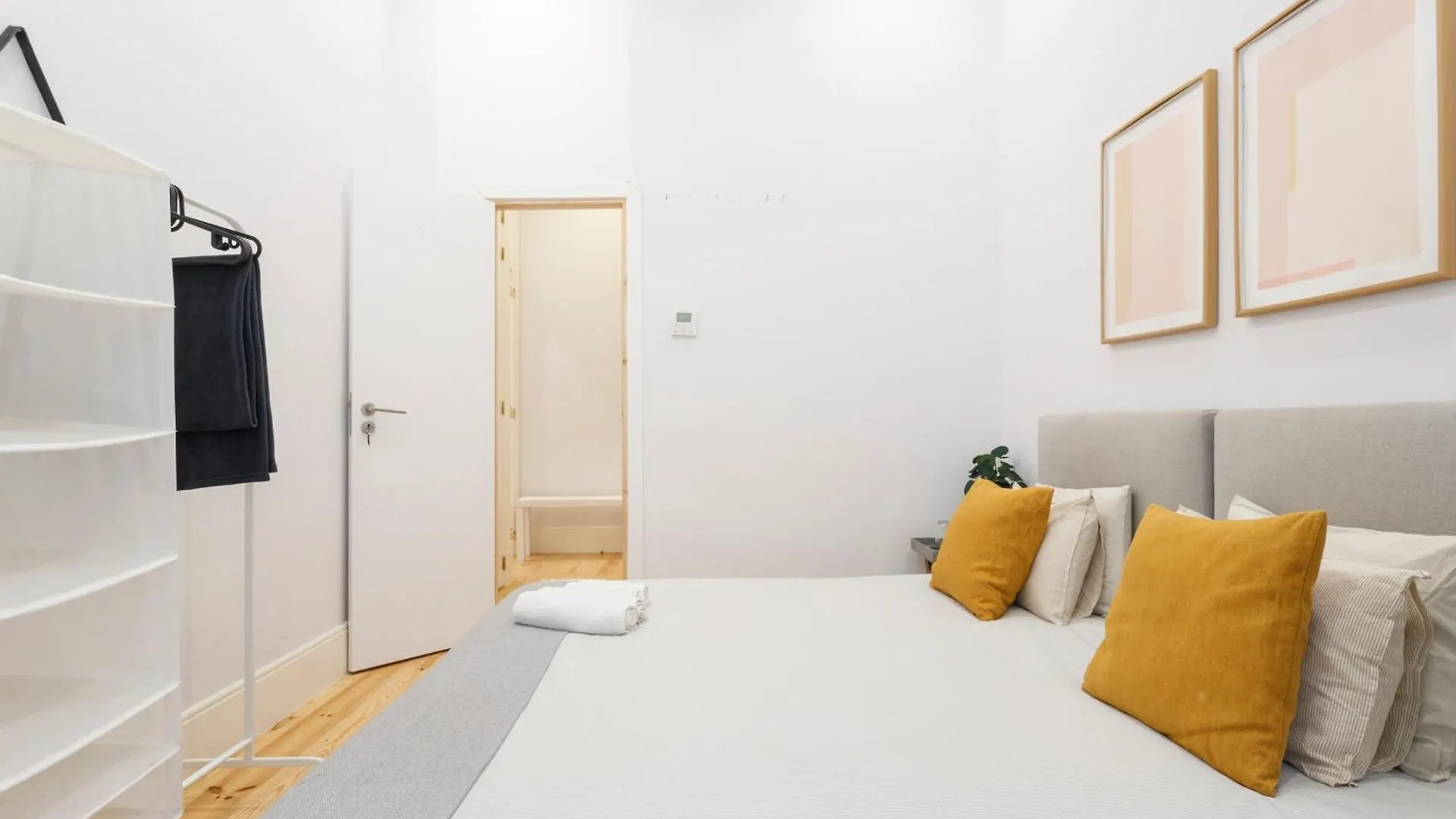 Guest house Bedrooms In Shared Apartment In Modern Accommodation In Downtown Lisbon