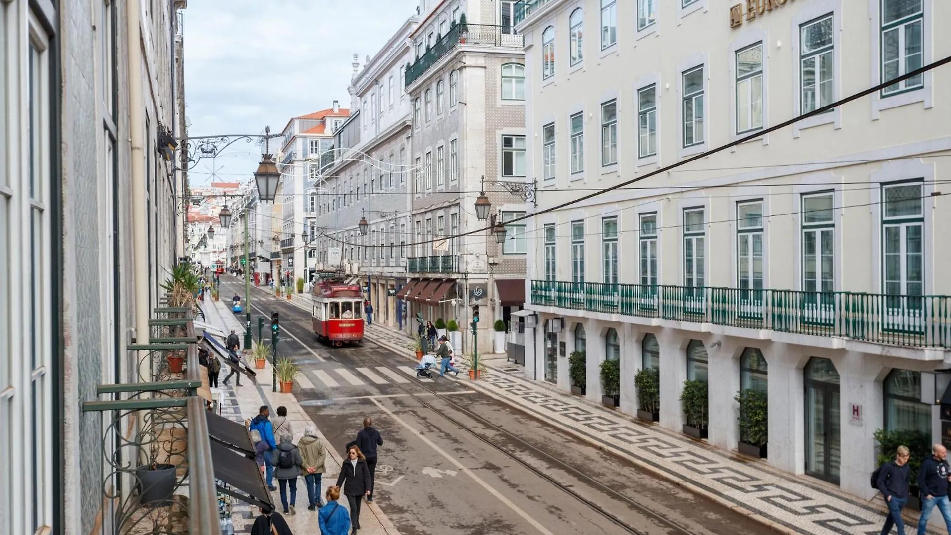 Bedrooms In Shared Apartment In Modern Accommodation In Downtown Lisbon Portugal