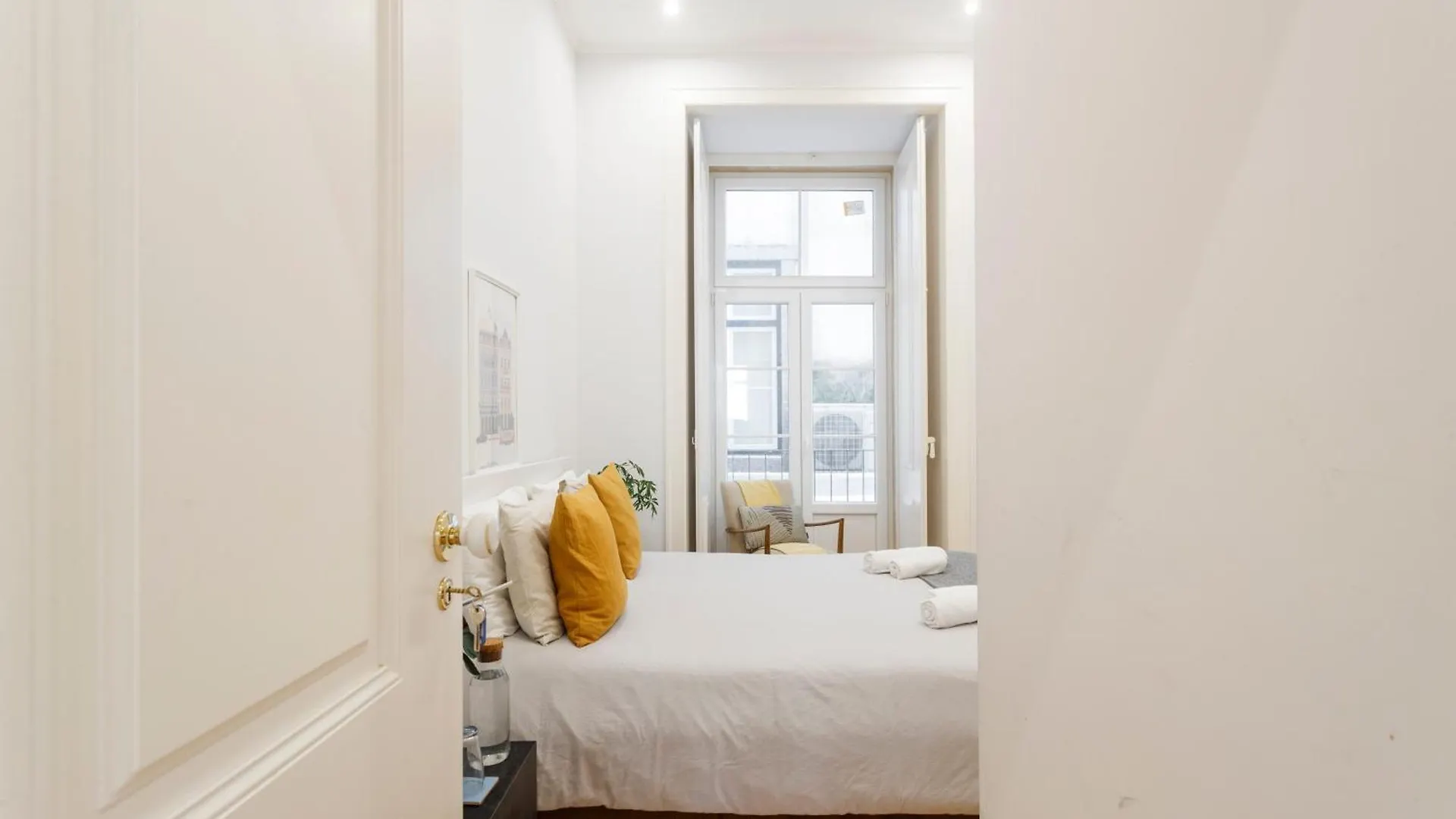 Bedrooms In Shared Apartment In Modern Accommodation In Downtown Lisbon