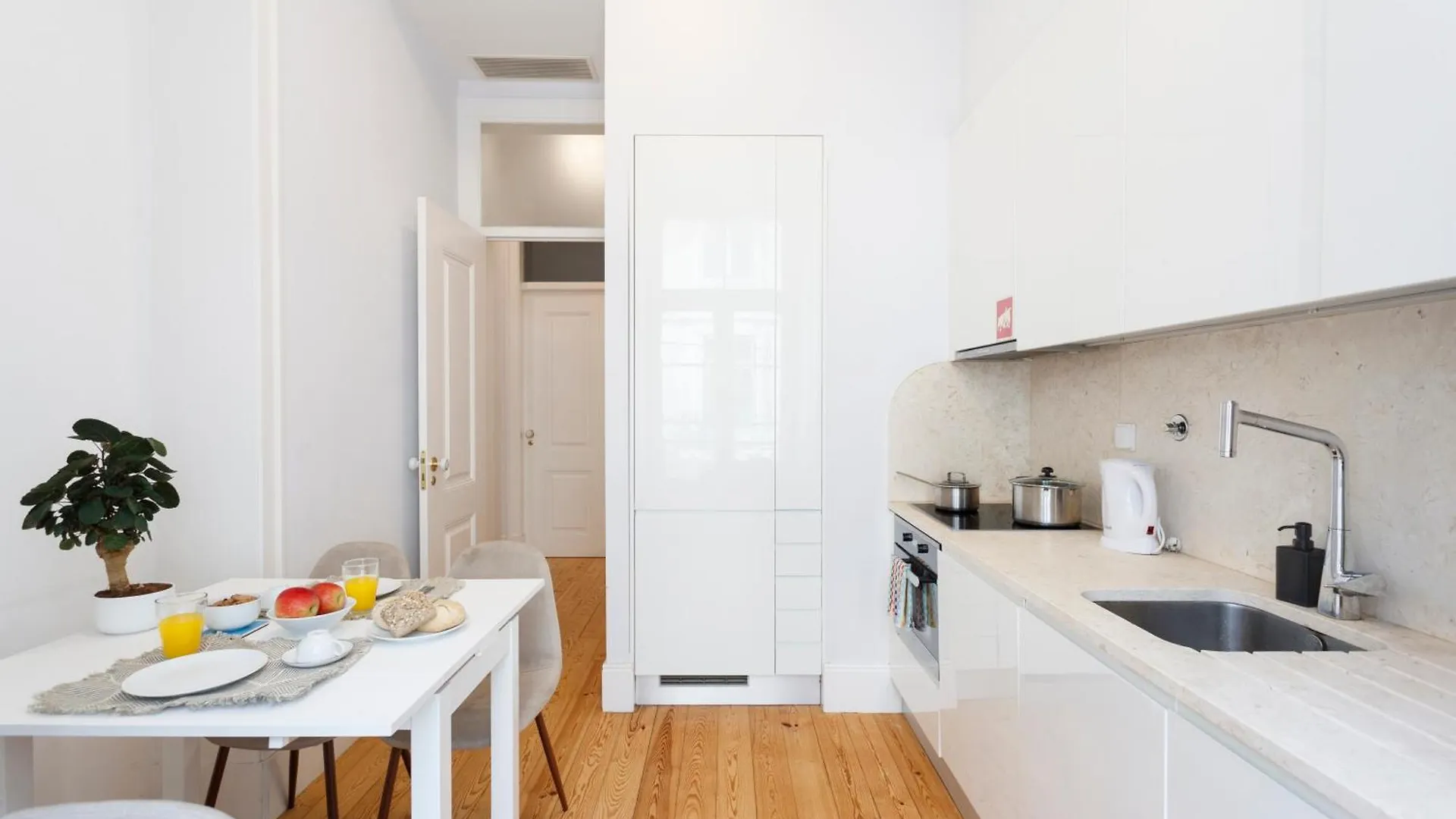 Bedrooms In Shared Apartment In Modern Accommodation In Downtown Lisbon Portugal